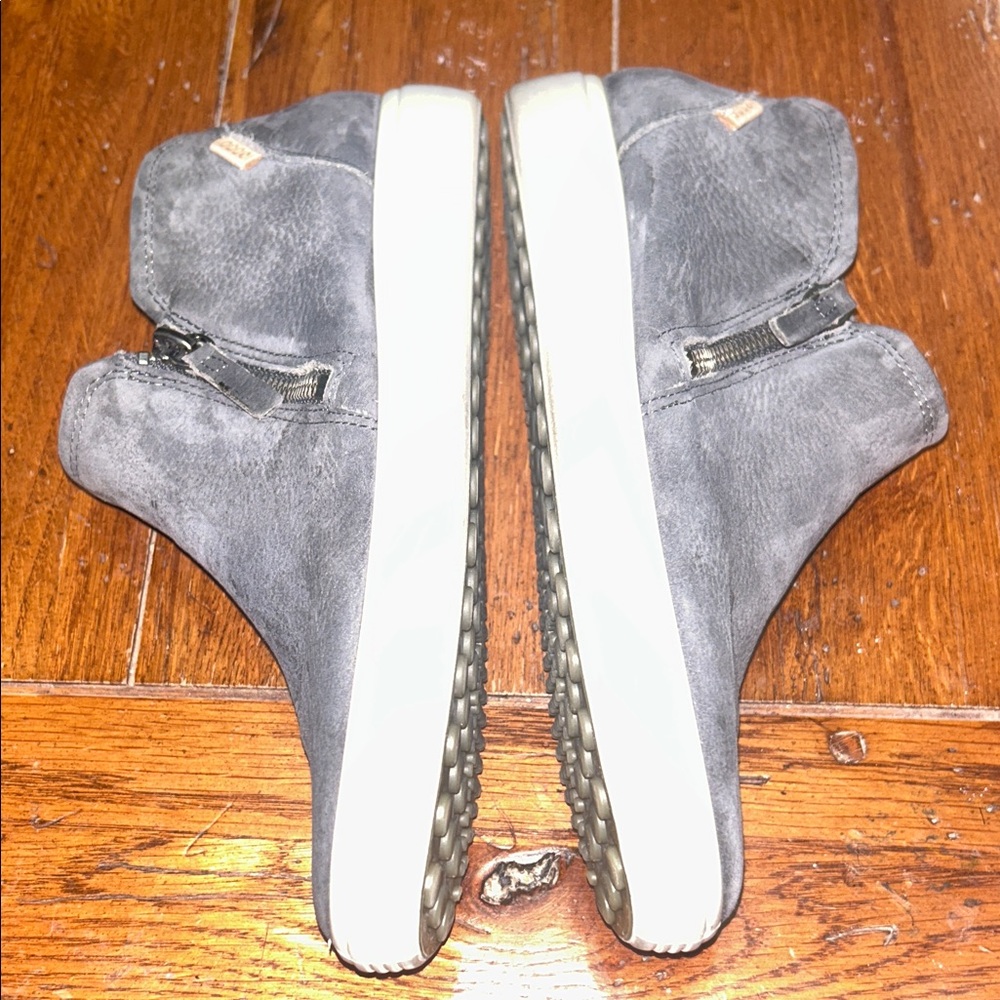 ECCO Women’s LEATHER Gray Soft 7 Nubuck Booties with Side Zippers Size US8/EU39 - Picture 2 of 12